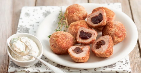 Palline-di-tacchino-tritato-ripiene-di-prugne-secche-image